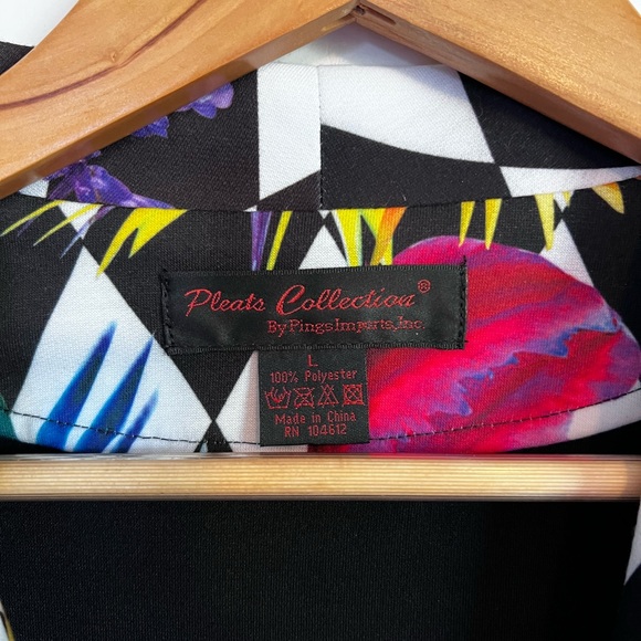 Vibrant Floral Knit Jacket by Pleats Collection 🪴 - Picture 5 of 8